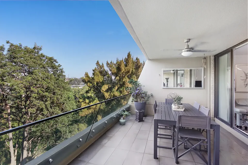 Spacious Apartment with Trumper Park Views