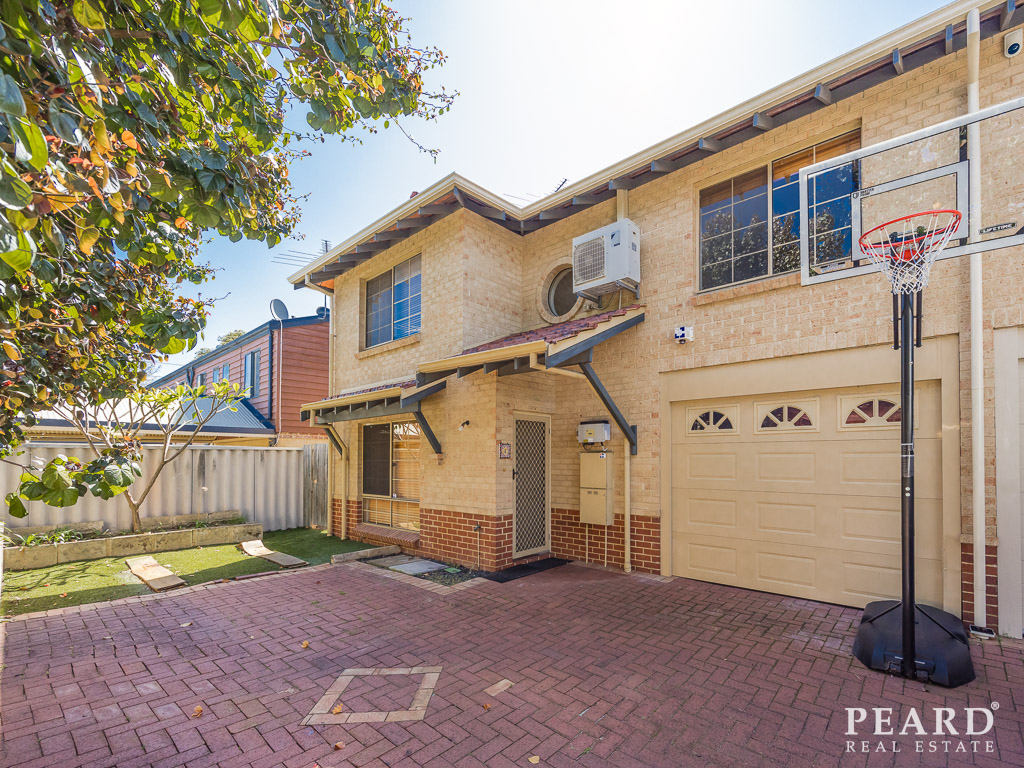 UNIT 4 23 POLLARD ST, GLENDALOUGH WA 6016, 0部屋, 0バスルーム, Townhouse