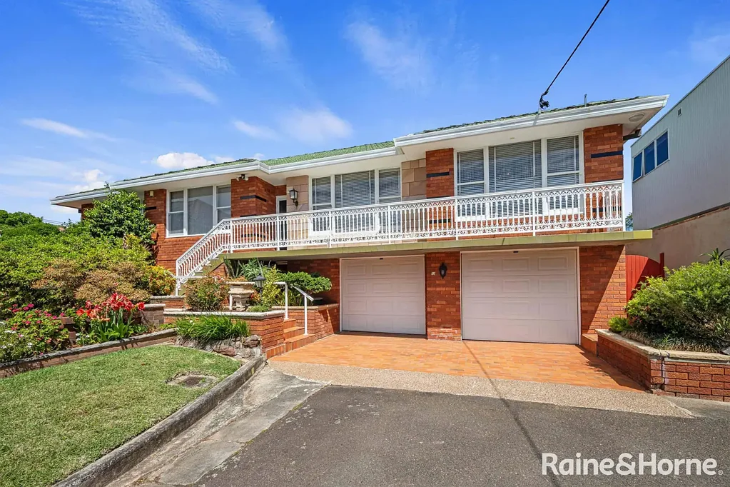 Kingsgrove 3房 高地位置，宽敞生活空间和卓越便利 Elevated Position, Spacious Living and Exceptional Convenience