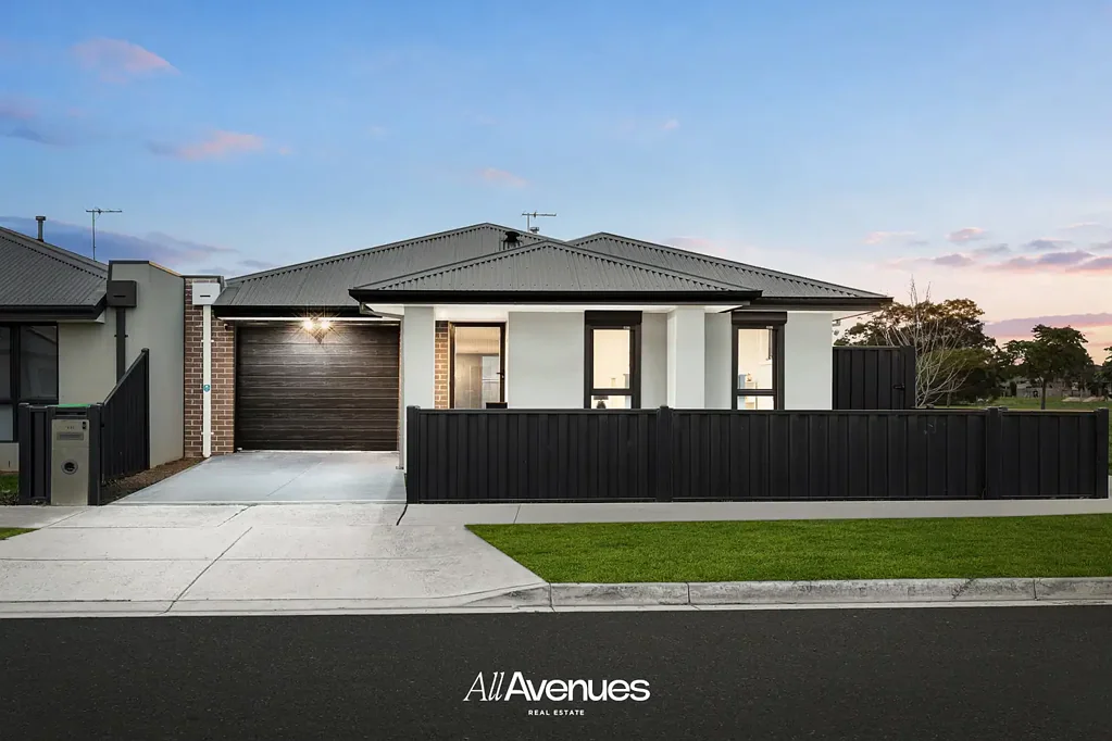 Cranbourne East 3ਬੈੱਡਰੂਮ Modern Parkside Living with Style, Comfort & Everyday Convenience