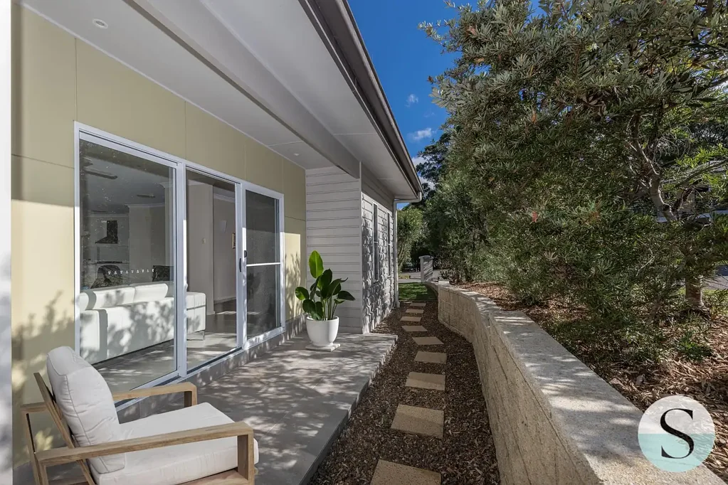 Murrays Beach 3房  Single Level Ease, Custom Designed & Custom Built Entertainer's Delight with Big Deck & Drive-Thru Garaging, Moments from Lake Macquarie