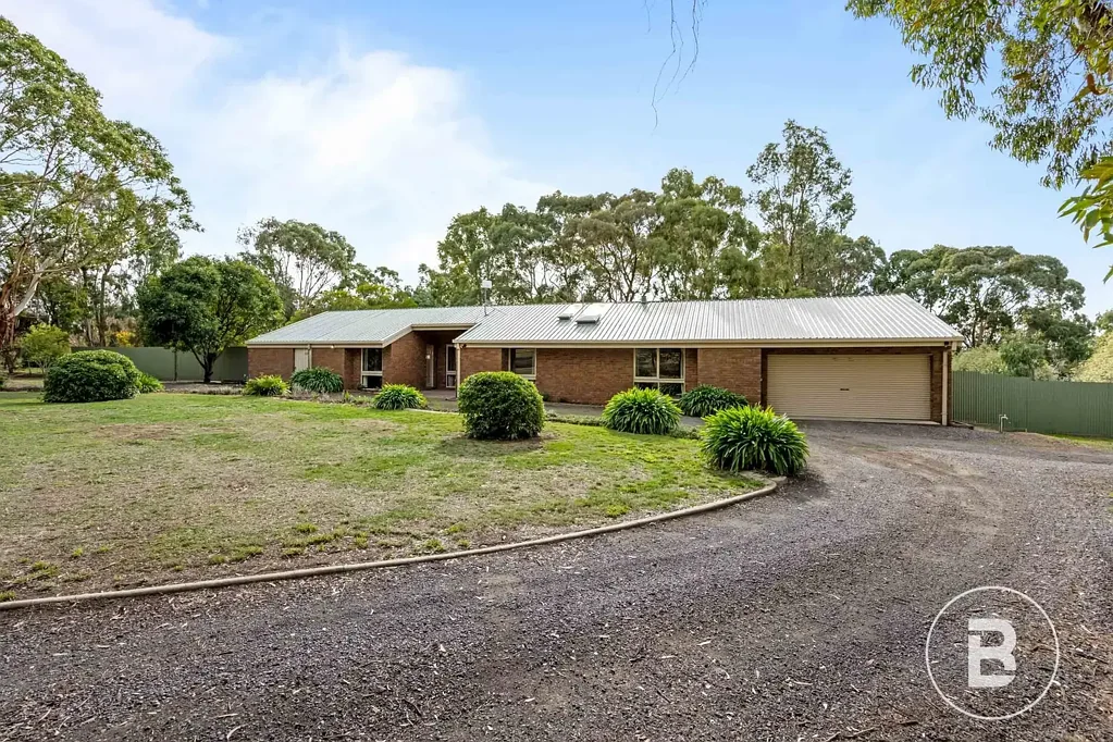 Mount Rowan 4ห้องนอน SPACIOUS UPDATED FAMILY LIVING ON A BEAUTIFULLY MAINTAINED LIFESTYLE PROPERTY.
