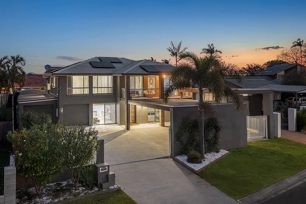 Manly West 5ਬੈੱਡਰੂਮ Two Levels. Two Kitchens. One Exceptional Family Home.