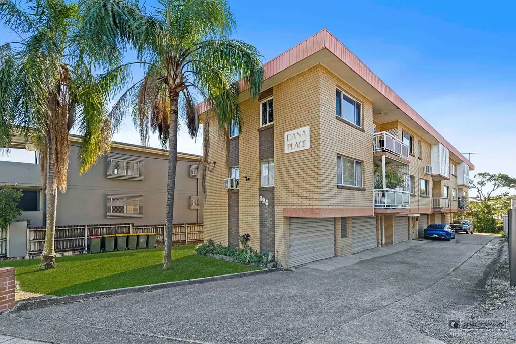Stunning Renovated Apartment in the Heart of Albion
