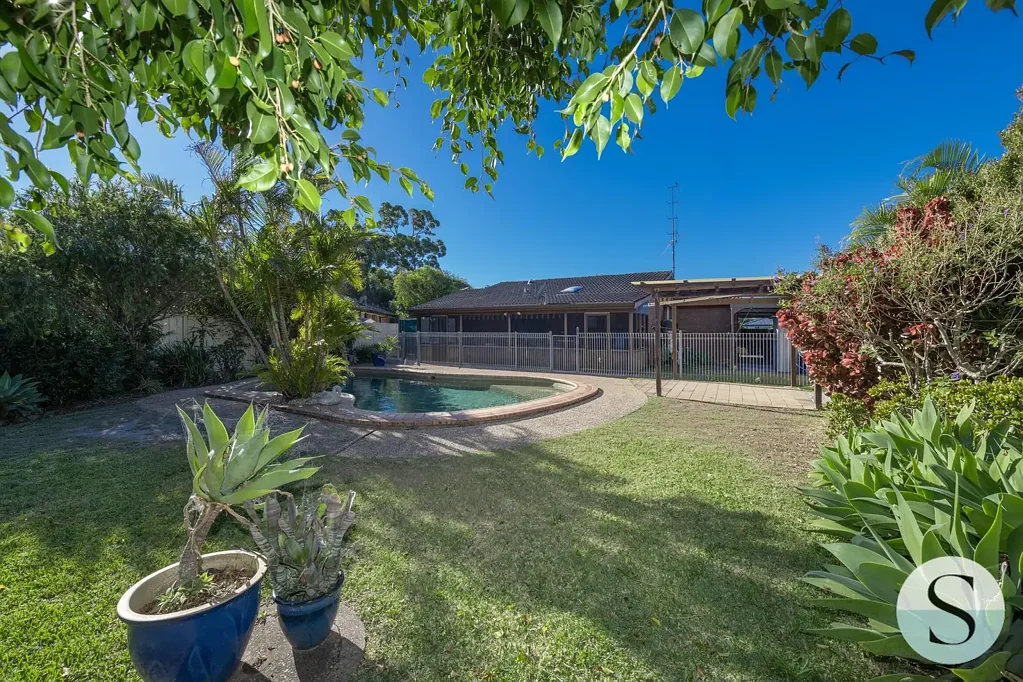 Pelican 3房  What a Firecracker, Dynamite Price, Surprise Package Interior & Exterior, Private Backyard & Huge Pool+Side Access, Close to Boat Ramps, Lake & Beach!