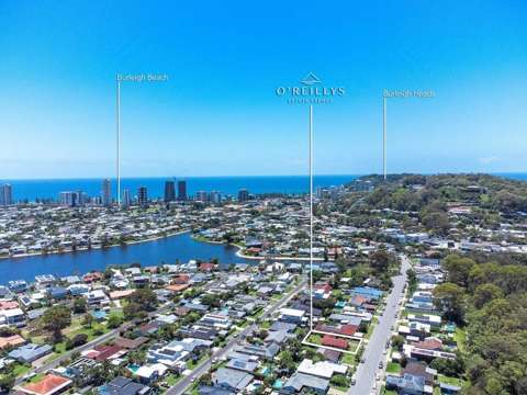 Burleigh Waters 3 Bedroom A Blank Canvas