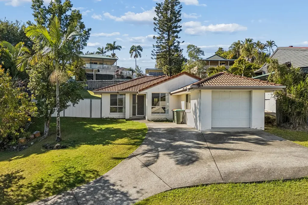 Oxenford 3 Slaapkamer Elevated Family Home on 716m² - Space, Views & Potential in Oxenford