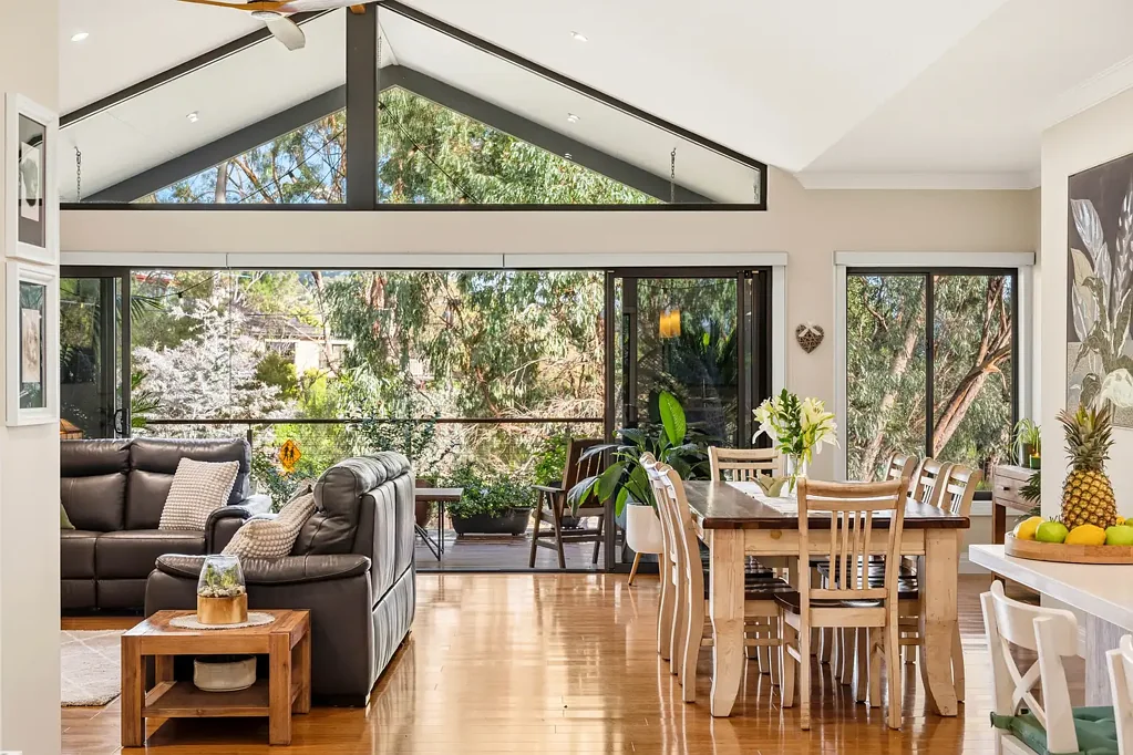 Hawthorndene 4Zimmer A designer home amongst the treetops with a space for every family season…