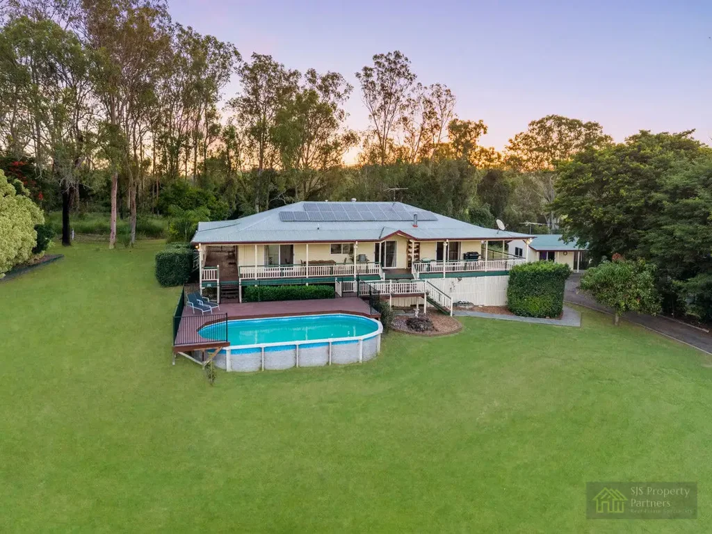 Tamborine 7침실 Acreage Paradise for Multigenerational Living – Riverfront • Multiple Homes • Horse Facilities • 25.15 Acres