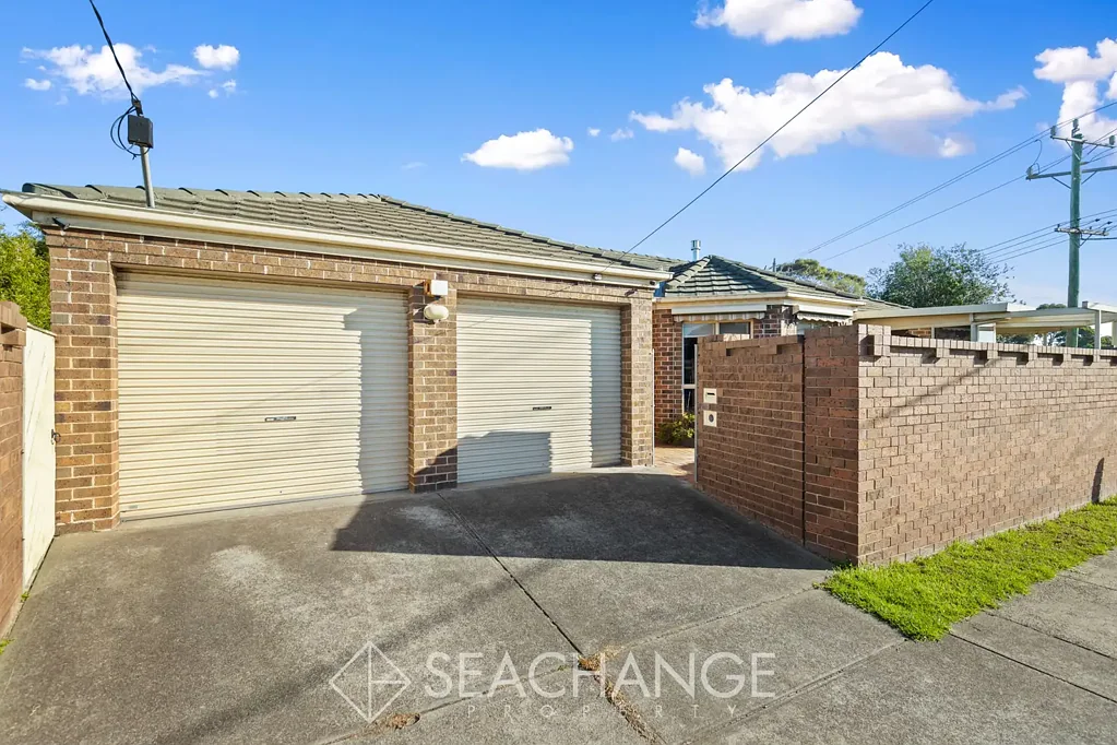 Mornington 3房 街角地块 侧路通道 充足停车位 采光充足 燃气壁炉 日光室 管道冷暖 安全车库 Prime Position, Visibility & Coastal Charm