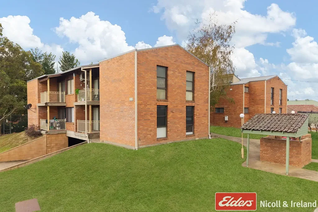 FRESHLY UPDATED 2 BEDROOM UNIT IN THE HEART OF THE CBD!