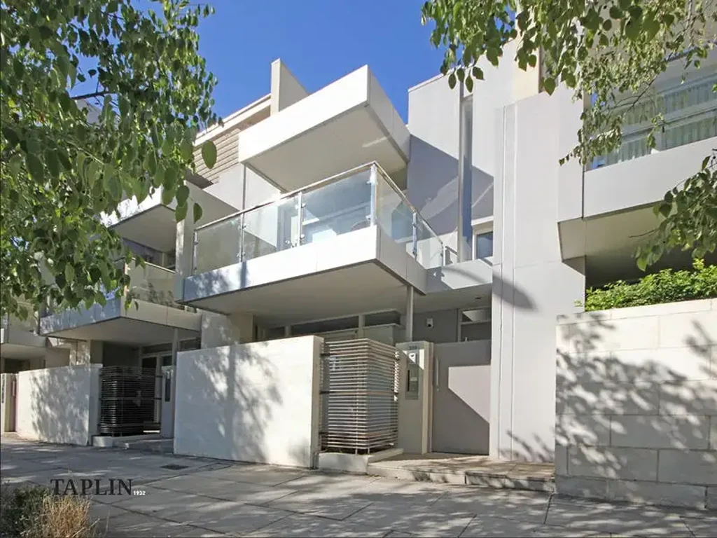 FULLY FURNISHED TOWNHOUSE!