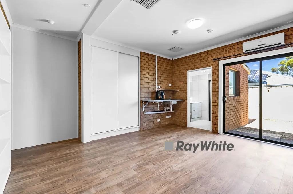Large Studio Unit to Rear of Group