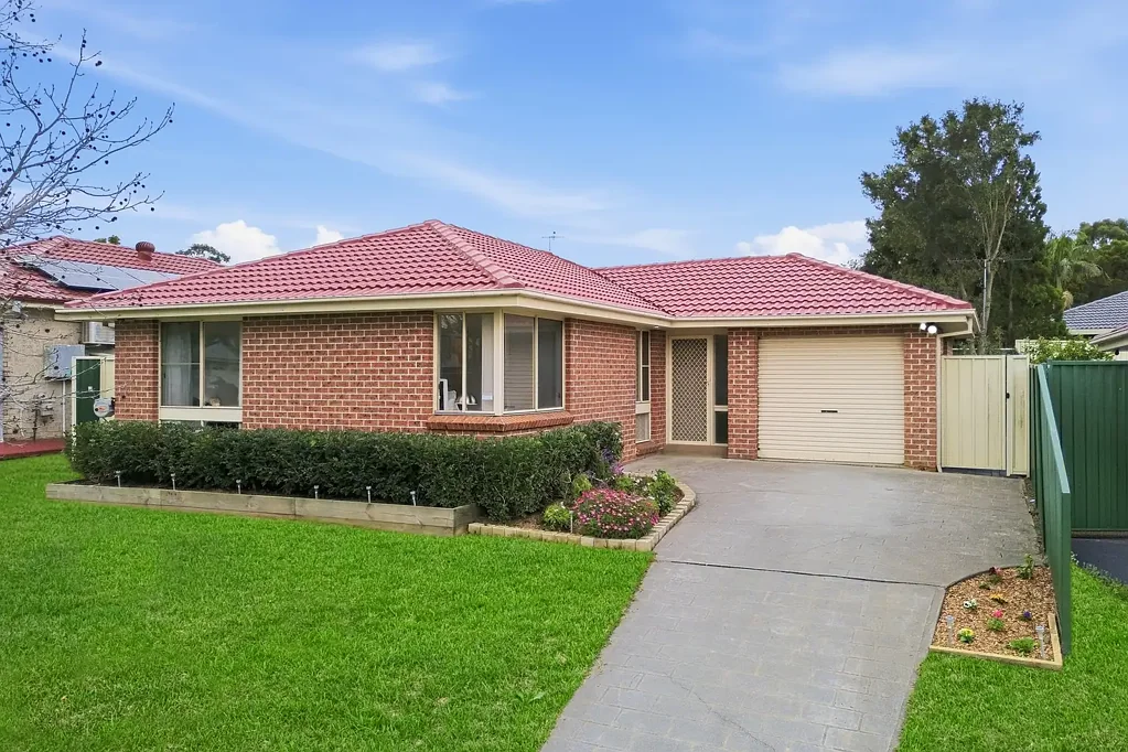 Glendenning 3 Slaapkamer Best Location - 200meters to St Francis Assisi SchoolNeat & Tidy 3 Bedroom Home with Beautiful Landscaped Backyard | Land Area 450m2