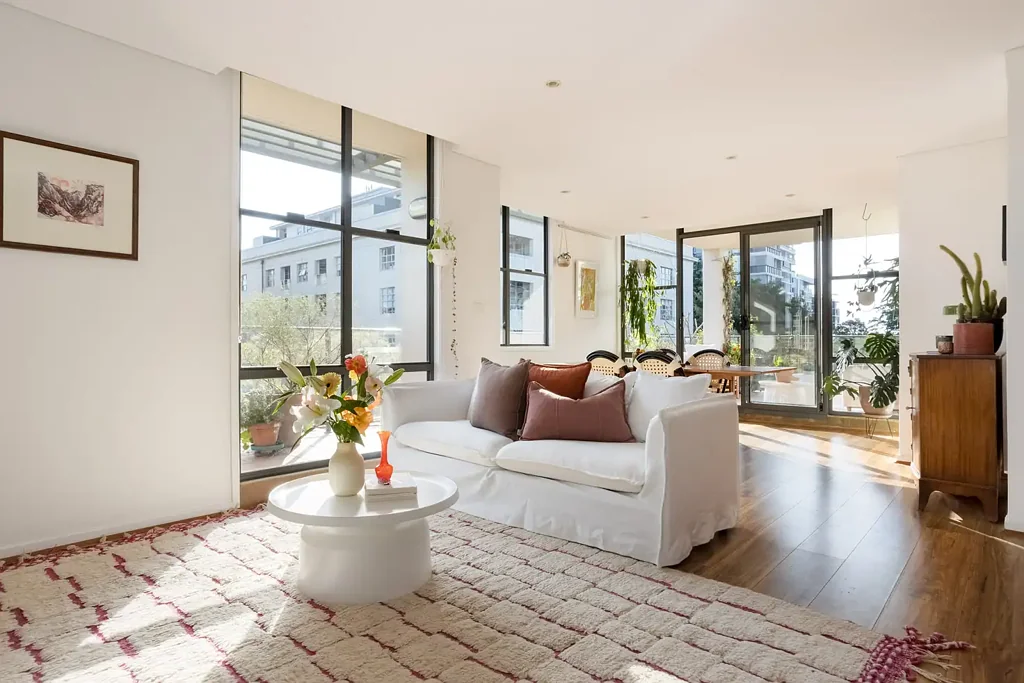 Camperdown 2 Slaapkamer Sprawling apartment with dual balconies & secure parking