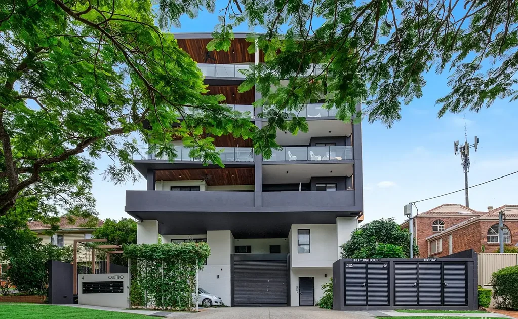 Indooroopilly 2房 宁静死胡同位置 东南朝向采光 高端Miele电器 Abey水龙头 地板瓷砖浴室 屋顶城市景观 Stylish Boutique Living in a Peaceful, Tree-Lined Cul-de-Sac