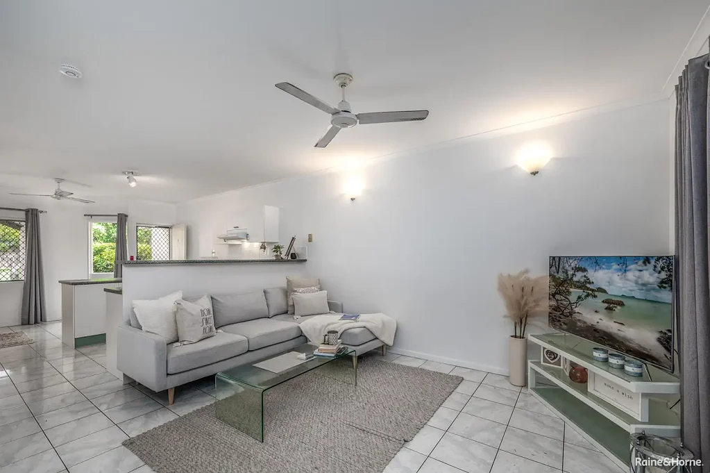 Trinity Beach Townhouse - Stroll to the Beach!