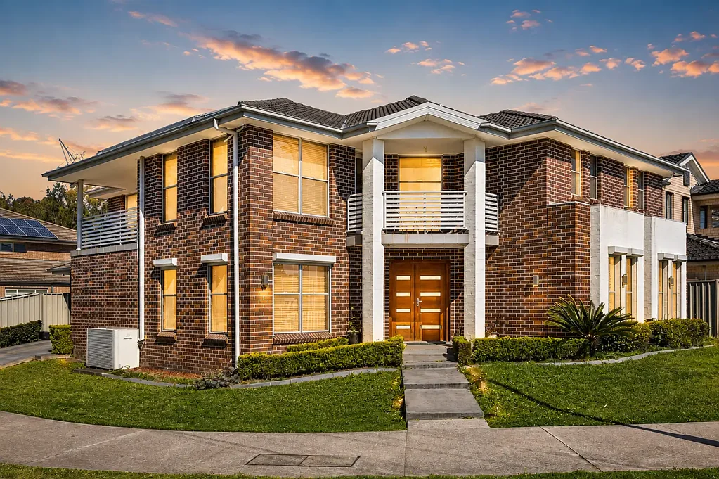 Hinchinbrook 6房 宽敞双层家庭住宅，带多个生活区及公园景观 Spacious Dual-Level Family Home with Multiple Living Areas & Parkland Outlook