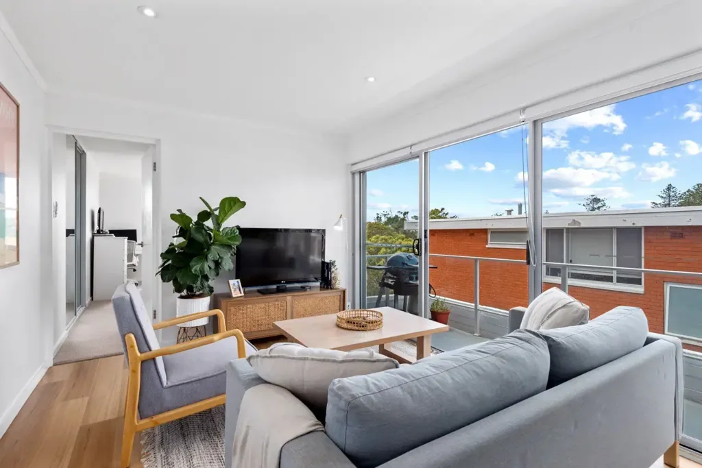 STYLISH 1 BEDROOM SPACE CLOSE TO THE BEACH!