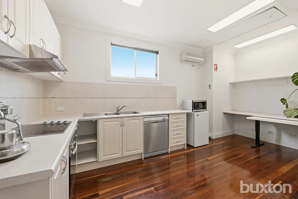 SPACIOUS LIGHT FILLED 3 BEDROOM APARTMENT ABOVE SHOP