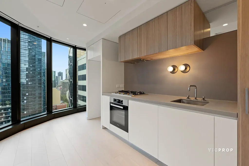 LUXURY APARTMENT IN THE HEART OF CBD - QUEENS PLACE
