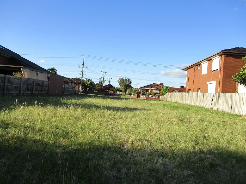 Thomastown 优越地段 Main Street 终端，宁静社区环绕，后临Parklands公园，4套联排潜力，交通便捷，尽享生活便利。 RESIDENTIAL FLAT LAND 975 M2