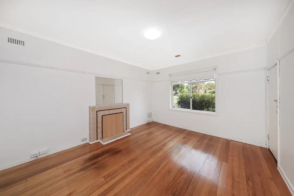 Affrordable and Only Minutes Walk To Amenities!