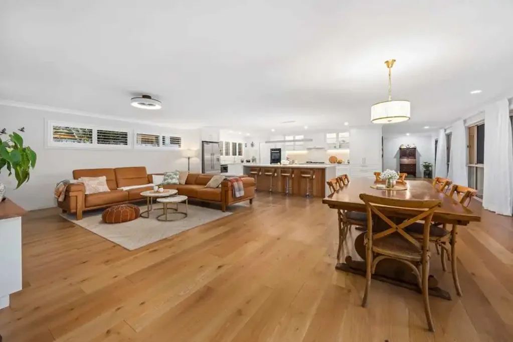 Robina 4ห้องนอน STUNNING DESIGNER KITCHEN - HUGE OPEN-PLAN LIVING - NORTH-FACING - 897M2 BLOCK - SECURE MOTORHOME & BOAT PARKING