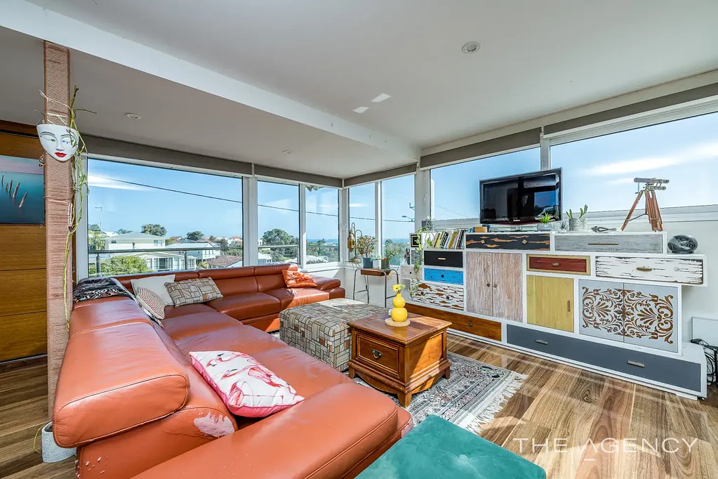 Quinns Rocks 3ਬੈੱਡਰੂਮ Refreshing example of classic Old Quinns charm with excellent ocean views.
