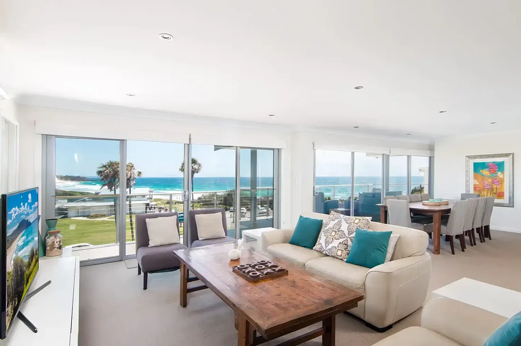 Forster 4ਬੈੱਡਰੂਮ Coastal Living at Its Finest – Uninterrupted Ocean Views Across from One Mile Beach
