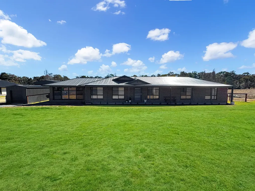 Uralla 5 Bedroom Brand New Family Oasis