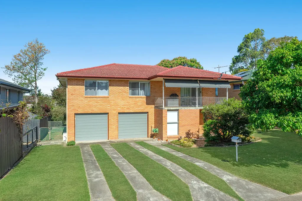 Wynnum West 3房 宽敞厨房储物 丰富 开放式客厅  捕捉海湾微风  温暖自然光线  双遥控车库  多功能区域  独立厕所洗衣  私人遮盖露台  全围栏平坦后院  步行购物交通学校 First Time Offered - Bright, Breezy Family Home in a Peaceful Pocket.