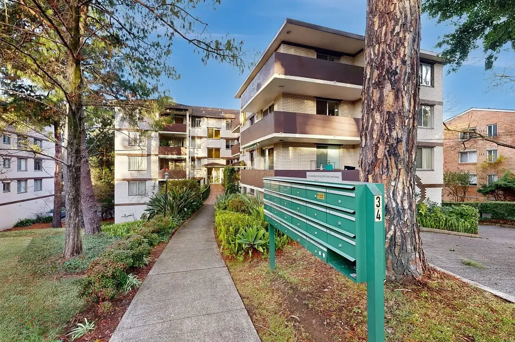 BARGAIN 2 BEDROOM UNIT WITH GARAGE - CLOSE WALK TO STATION & SHOPS