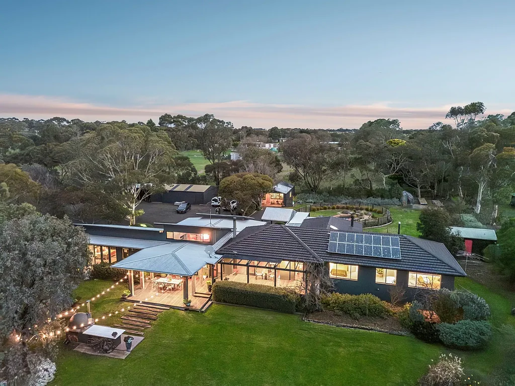Curlewis 5房  Premium Lifestyle Living with architectural prestige- Private inspections upon request only!