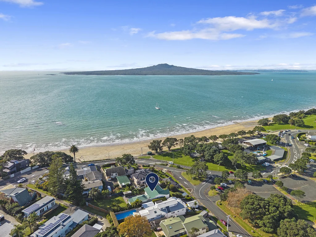 Devonport 3ห้องนอน Beachside cottage with history and possibility