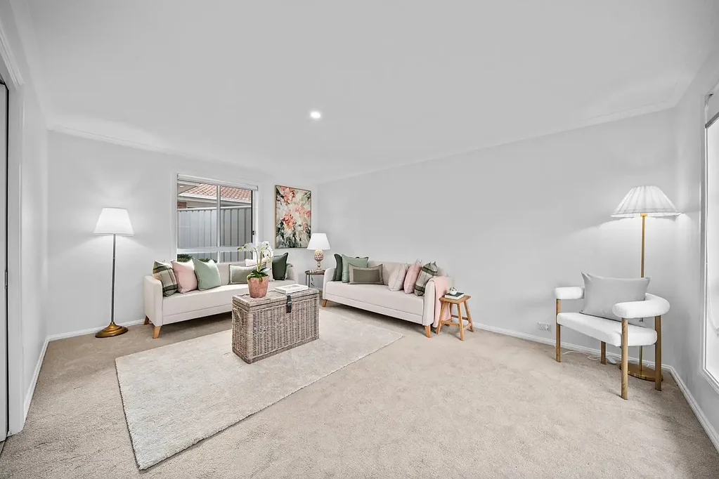 Isabella Plains 3Habitaciones Luxury Ground Level Living - Private, Spacious & Backing Reserve!