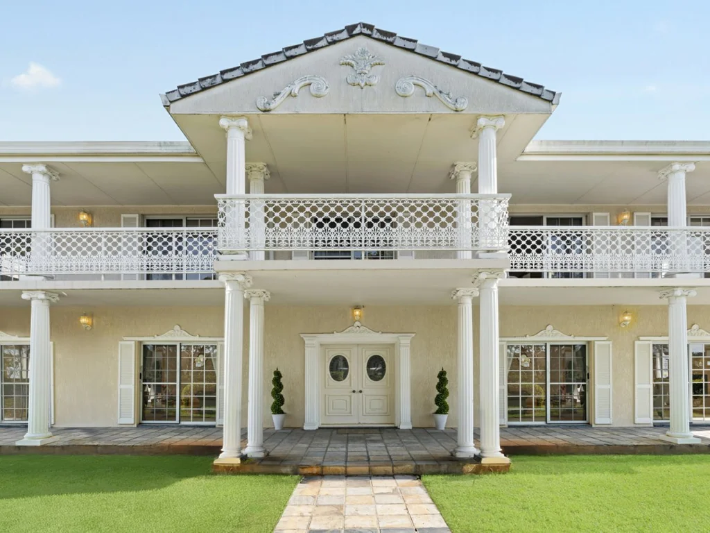 Robertson 6房  三重威胁家庭综合楼：六间卧室、配套 granny flat 和抬高的 979 平方米  The Triple Threat Family Compound: Six Beds, Granny Flat and Elevated 979m2