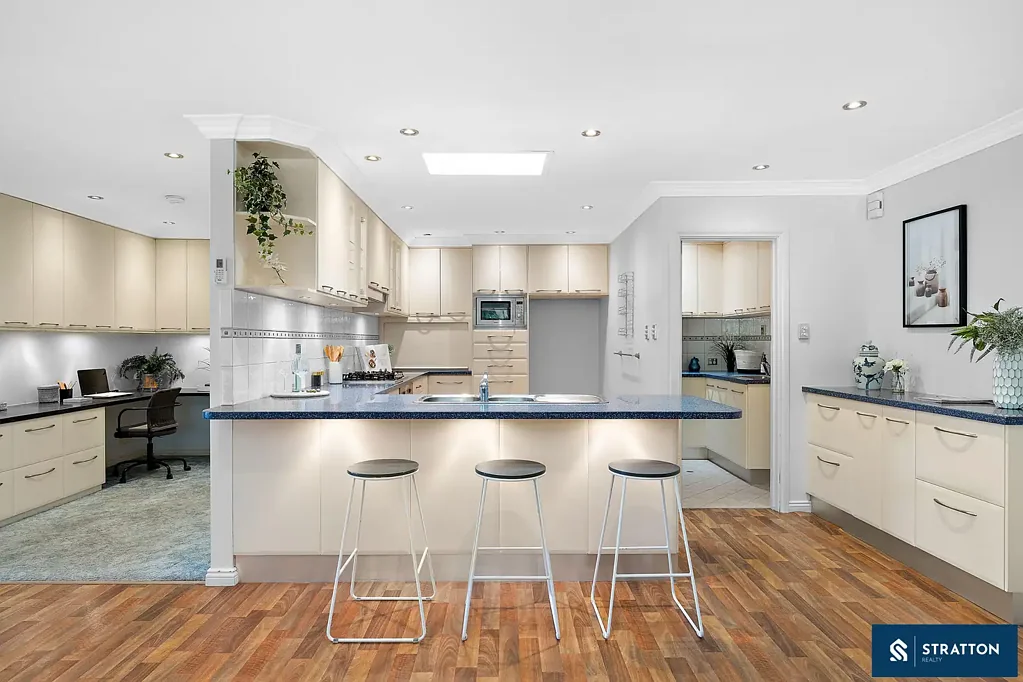 Kelmscott 4ห้องนอน Spacious Family Living on a Generous 713sqm Block with Versatile Features