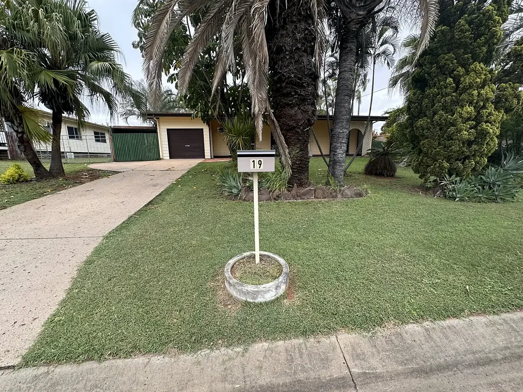 THIS GEM OFFERS EVERYTHING, AFFORDABLE PRICE! Family living & pet friendly