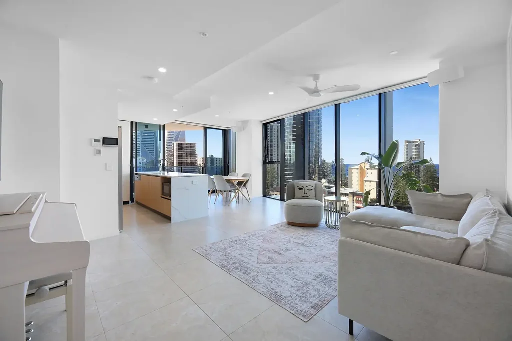 Broadbeach 3Moenga Sophisticated 8th Floor North-East facing apartment with Ocean, Skyline & Hinterland Views