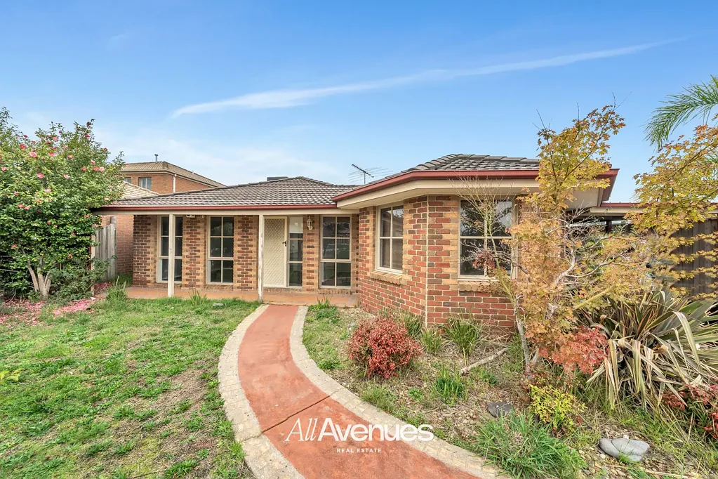 Spacious Family Home in Prime Narre Warren South Location