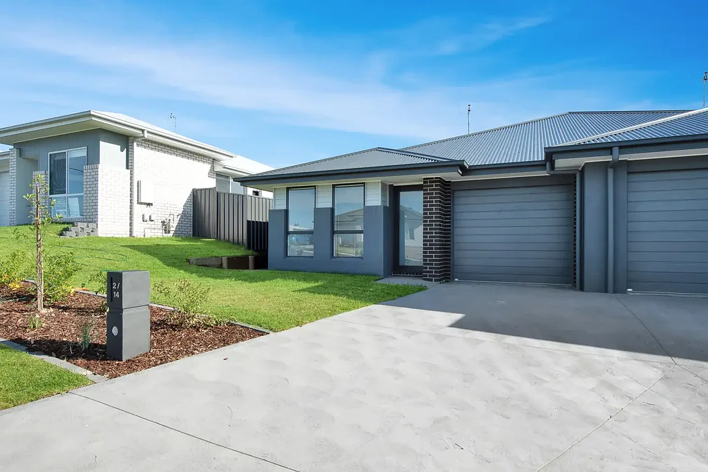 NEAR NEW 4 BEDROOM DUPLEX CLOSE TO THE HUNTER EXPRESS