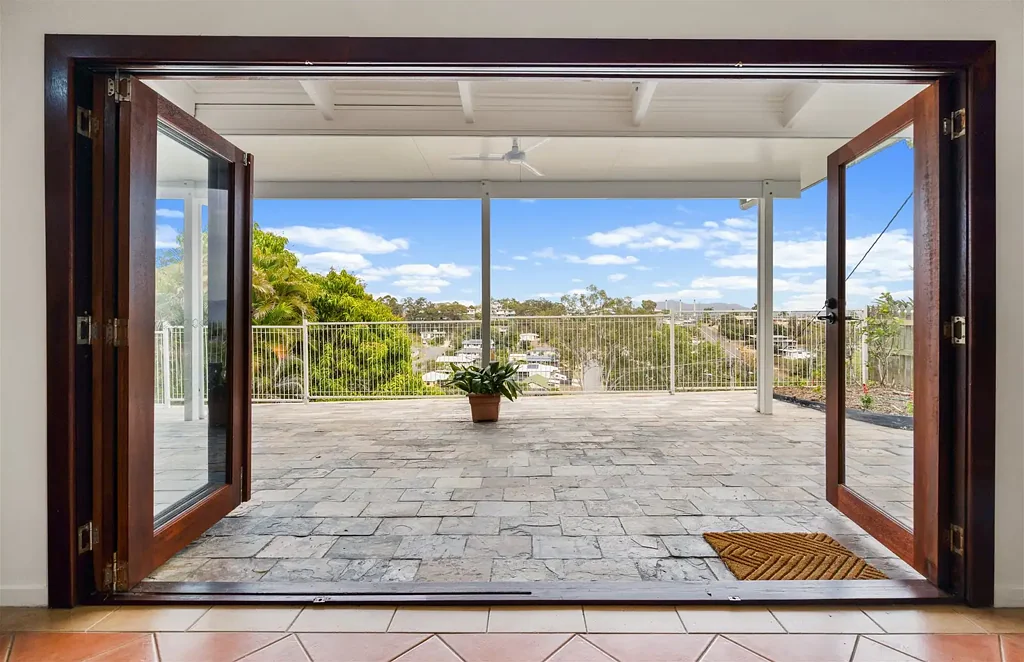 West Gladstone 4कमरा Distinctive Character, Elevated Views & Exceptional Outdoor Entertaining