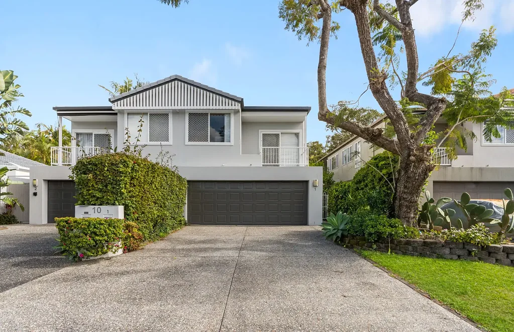 Surfers Paradise 2 Bedroom Spacious Duplex Retreat in Central Location