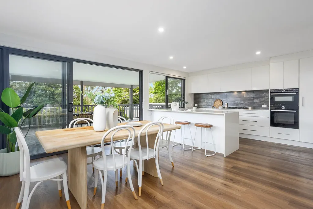 Loftus 4房 Loftus绿荫砖房 四卧步入式衣帽间 Bosch电器 开放式厨餐区 太阳能系统 宽敞庭院 篝火区 FAMILY.