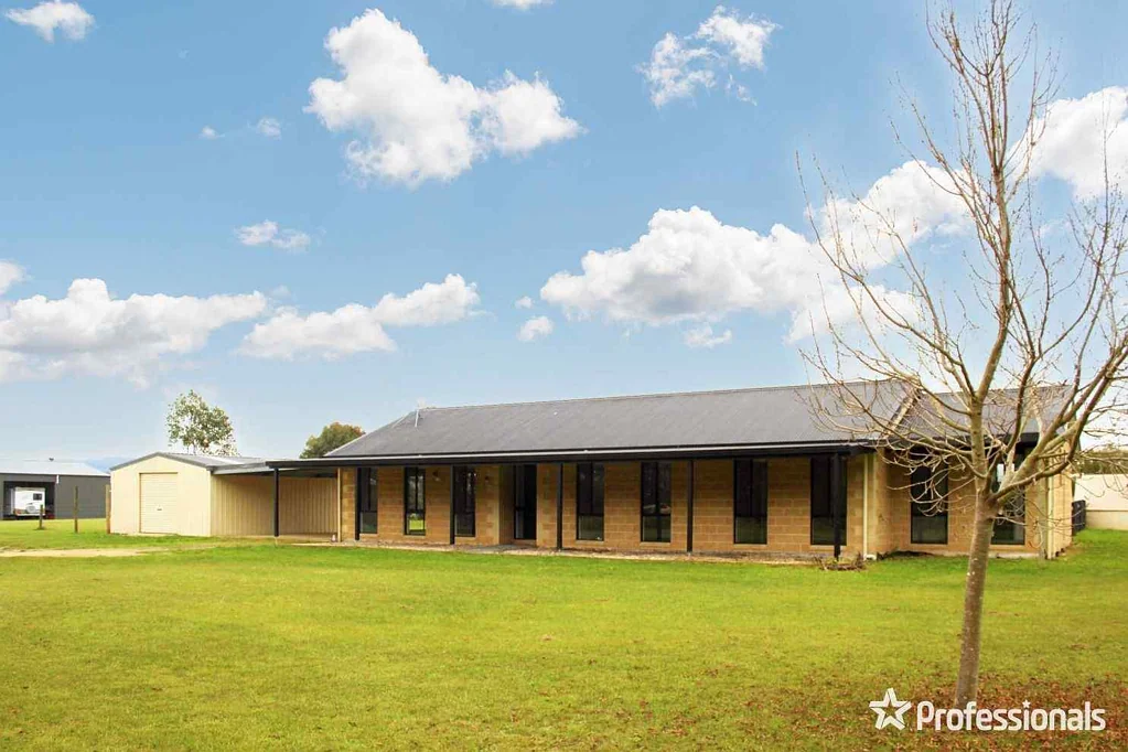 Yarram Peaceful Living with Uninterrupted Views.

3.3 acres- Lovely 4 bed/2Bath home. Views of the Strzlecki's .

PRICE ADJUSTED TO SELL 

PRICE ADJUSMENT.