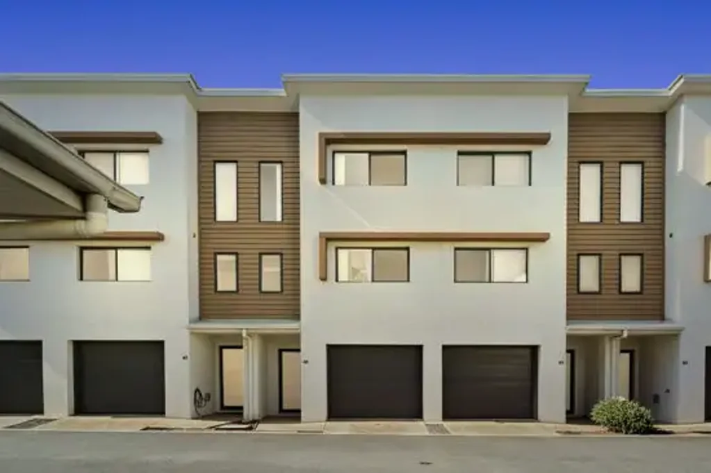 Luxury 3 bed Townhouse, Airconed all living area