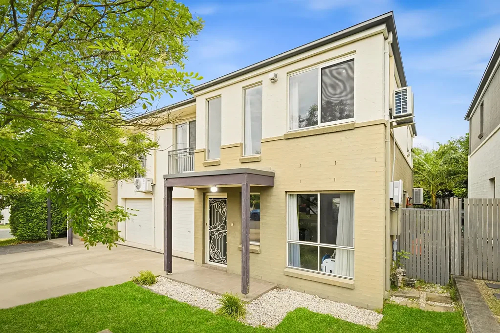 Woodcroft 3 Slaapkamer Modern Duplex in the Heart of Woodcroft-NO STRATA