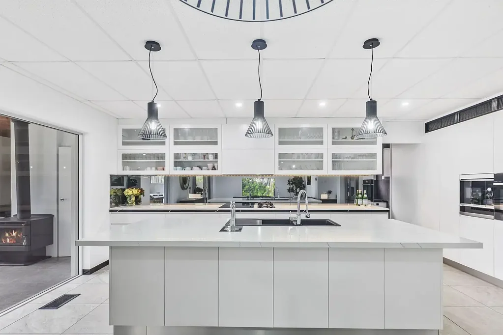 Berkeley Vale 6Habitaciones Your Family's Dream Home Awaits - Lakeside Luxury