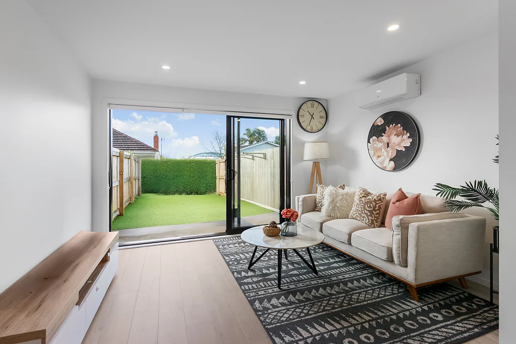 Otahuhu 2房  Freehold Sunlit 2-Bed 2-Bath Home with Water Views